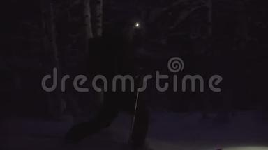 一个人拿着手电筒在雪夜森林里滑雪